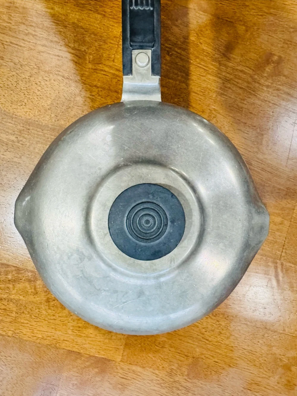 Vintage Magnalite GHC 2 Quarts (2 Liters) Dual Spout Cast Aluminum Pot with Lid.